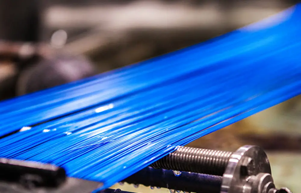 Extrusion de monofilaments bleus en polypropylène chez Plastique Age – procédé de fabrication de précision au Québec