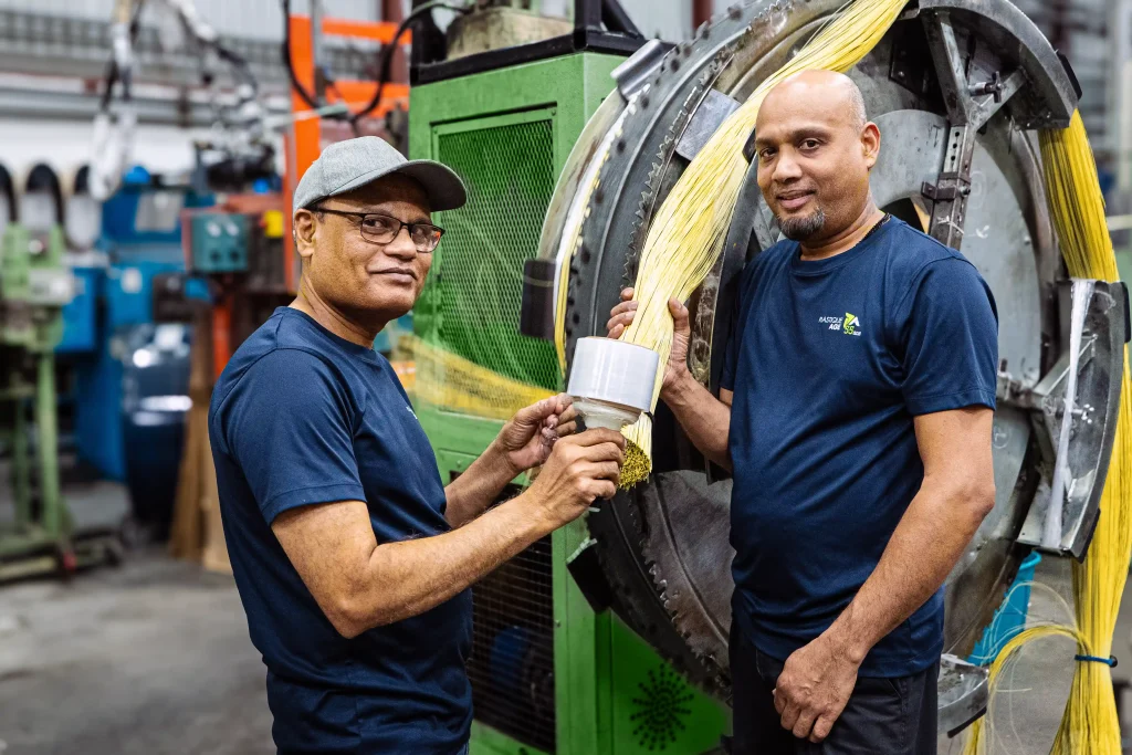 Opérateurs expérimentés chez Plastique Age supervisant l’extrusion de monofilaments – savoir-faire et esprit d’équipe au Québec
