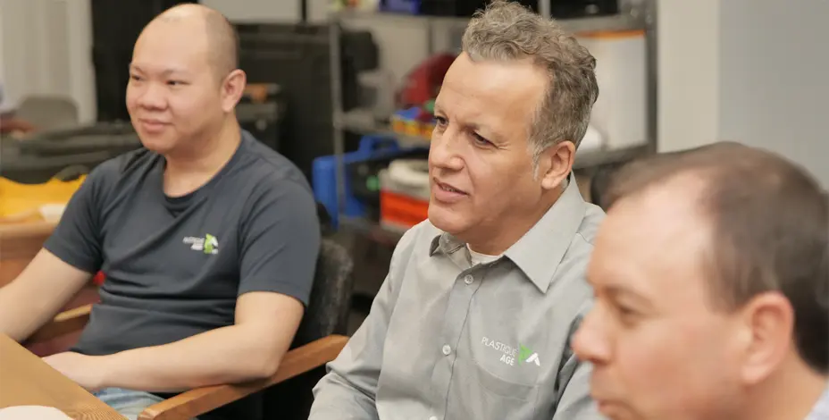Membres de l’équipe de Plastique Age en réunion – collaboration et expertise en transformation du plastique au Québec