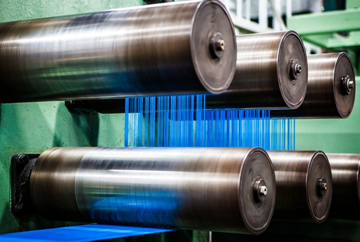 Extrusion de monofilaments bleus en plastique – procédé de fabrication de précision chez Plastique Age au Québec