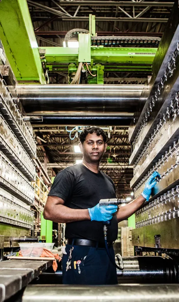 Technicien de Plastique Age effectuant l’entretien d’un moule d’injection – expertise en fabrication de précision au Québec